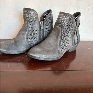 Gray Suede ankle booties circle G size 10 women’s